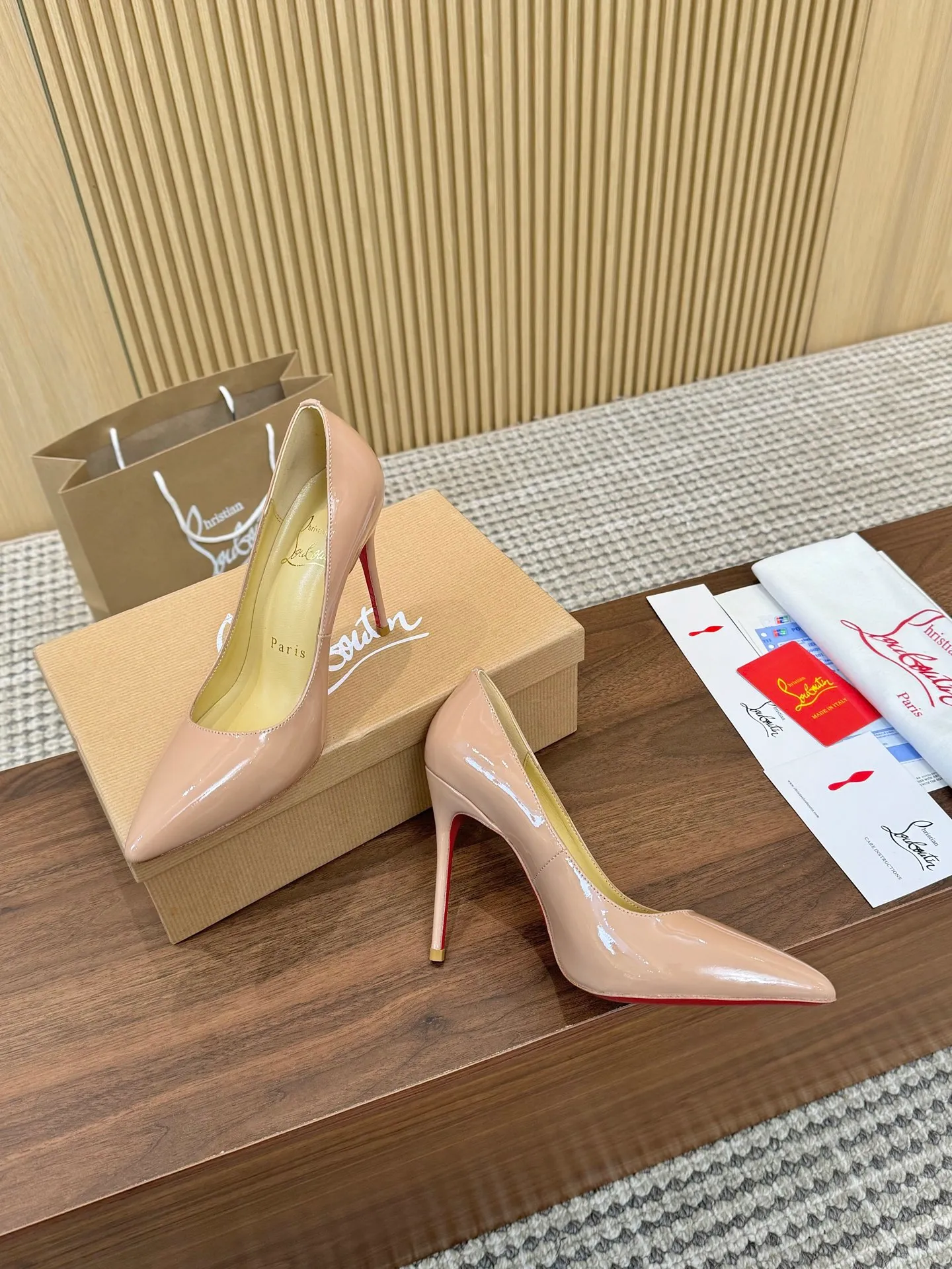 👟👟Ex-factory price 440👟👟 Genuine leather sole +40 Year-round shipment💝Christian Louboutin CL👠 Classic "💎Cow Patent Leather💎Series" noble and luxurious, real blingbling✨ Real materials, all customized by the pattern maker, and the materials are made of original customized materials, achieving the taste of the original 6 color options💍 Upper: imported 👉cow patent leather💪 lining: sheepskin foot pad/lining code number: 34-40.41.42 heel height: two options: 10.5cm and 8.5cm